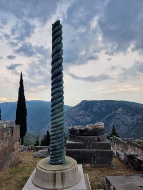 Delphi arkeolojik mekanında dört metal yılandan oluşan Yunan Delphi plataean tripodu