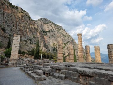 Yunan Delphi appolo tapınak sütunları Eski kahin kalıntıları 