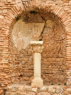 Delphi arkeolojik bölgesindeki agora sütunları