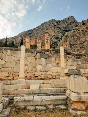 Delphi arkeolojik bölgesindeki agora sütunları