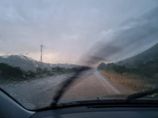 Дощова Дорога Ввечері Шторм Погана Погода Подорожує Вітрогенераторами Торнадо — стокове фото