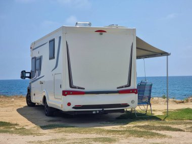 Yaz tatilinde sahildeki karavan arabası modern deniz mavisi gökyüzü