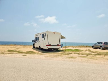 Yaz tatilinde sahildeki karavan arabası modern deniz mavisi gökyüzü