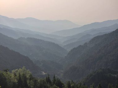 Gündoğumu sabah dağları arka arkaya bahar sabahı metsovo Yunan renklerinde güneş etrafında 