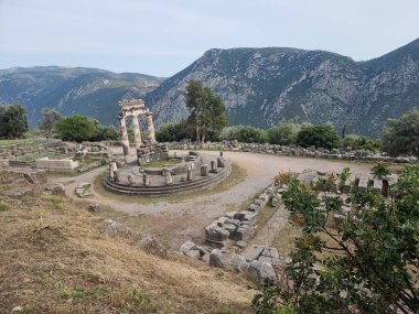 Yunan Delphi tapınağı Athena pronaia ve tholos antik Delp
