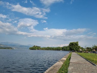İlkbahar mevsiminde ioannina şehri veya Giannena 'da Pamvotis Gölü Yunanistan' da su kenarında yeşil platanus ağaçları
