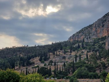 Delphi Bölgesi Yunan kadim sütunları ve dağları yaz akşamları turistlerin gördüğü şeyler