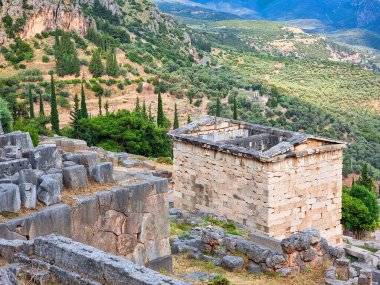 Delphi Bölgesi Yunan kadim sütunları ve dağları yaz akşamları turistlerin gördüğü şeyler