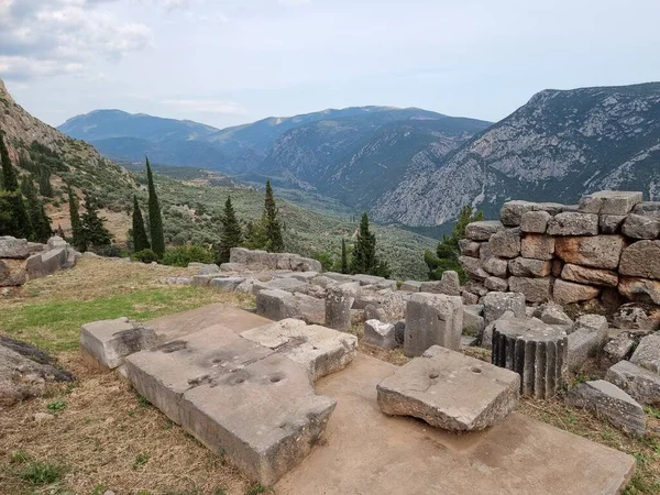 Delphi Bölgesi Yunan kadim sütunları ve dağları yaz akşamları turistlerin gördüğü şeyler