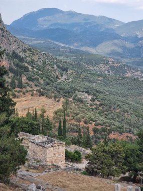 Delphi Bölgesi Yunan kadim sütunları ve dağları yaz akşamları turistlerin gördüğü şeyler
