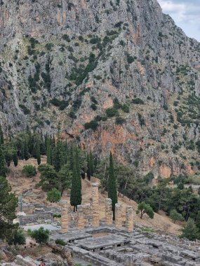 Delphi Bölgesi Yunan kadim sütunları ve dağları yaz akşamları turistlerin gördüğü şeyler