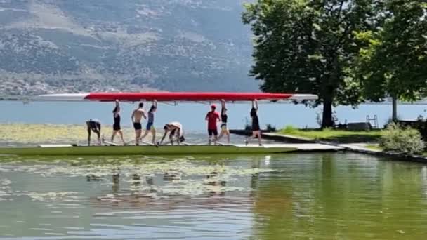 Roeiers Trainen Lake Pamvotis Onder Bomen Van Ioannina Het Zomerseizoen — Stockvideo