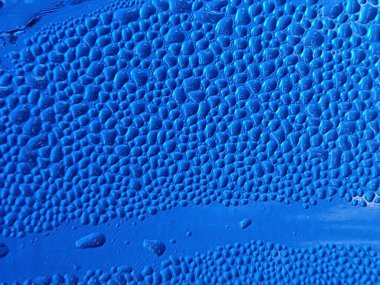 Arka planda su drapeleri donmuş soğuk akıntılar, 