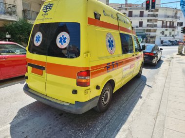 Ambulans yolda, şehirde hızla ilerliyor.