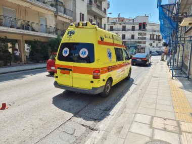 Ambulans yolda, şehirde hızla ilerliyor.