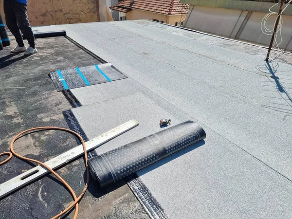 Asphalt Terrassendämmung Wasserdichte Installation Arbeiten Auf Dem Dach Eines Gebäudes — Stockfoto