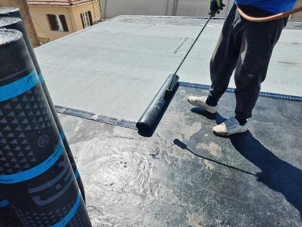 ターマックテラス断熱防水インスタレーションは 建物のメンテナンスの屋根で動作します — ストック写真