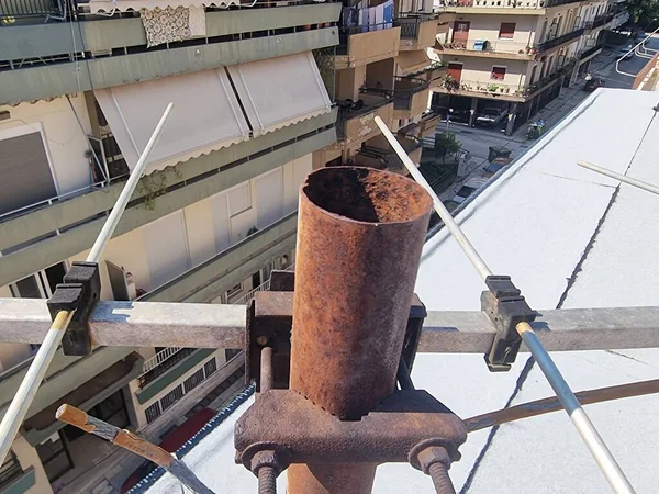 Taras Asfaltowy Izolacja Wodoszczelna Montaż Praca Dachu Konserwacji Budynku — Zdjęcie stockowe
