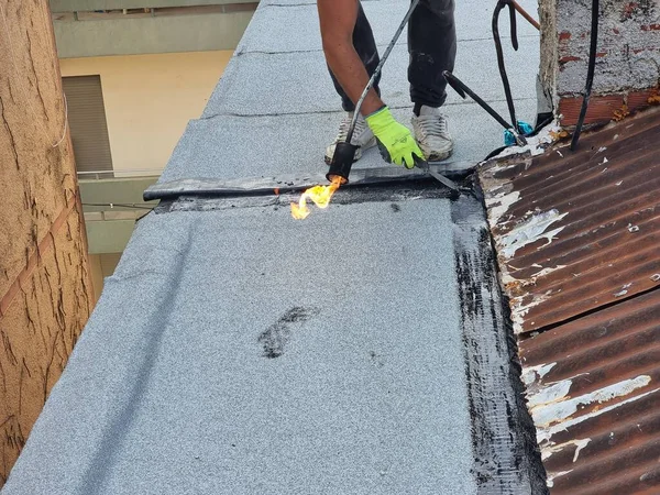 ターマックテラス断熱防水インスタレーションは 建物のメンテナンスの屋根で動作します — ストック写真
