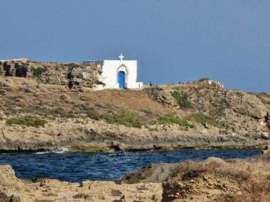 Skyros Adası Kilisesi, Yunanistan plajındaki kayalıklarda.