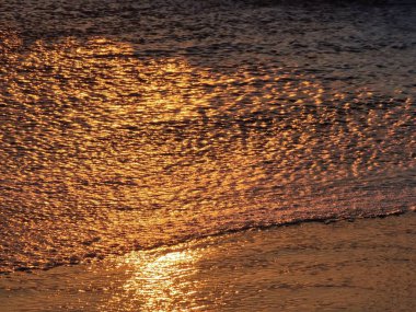 Sahil dalgaları gündoğumu güneş renkleri yaz aylarında Skyros Adası Yunanistan 'dan deniz tatil arkaplanı