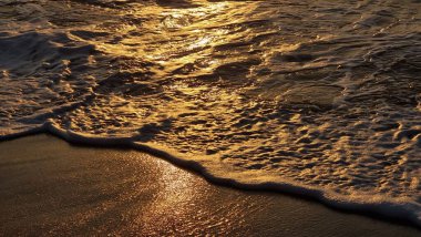 Sahil dalgaları gündoğumu güneş renkleri yaz aylarında Skyros Adası Yunanistan 'dan deniz tatil arkaplanı