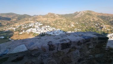 Skiros ya da Skyros Adası Kilisesi Chora Tepesi 'nin tepesinde, Yunan Kalesi' nde, bu sabah günbatımında.