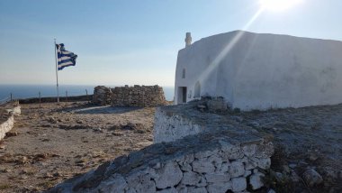 Skiros ya da Skyros Adası Kilisesi Chora Tepesi 'nin tepesinde, Yunan Kalesi' nde, bu sabah günbatımında.