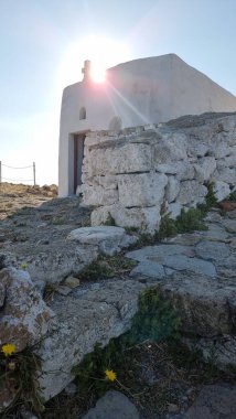 Skiros ya da Skyros Adası Kilisesi Chora Tepesi 'nin tepesinde, Yunan Kalesi' nde, bu sabah günbatımında.