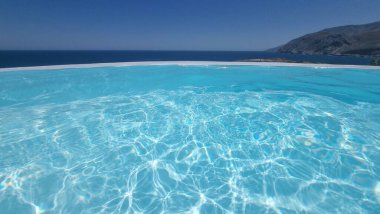 Yunanca deniz kenarında yüzme havuzu. Tatil turizmi için. 