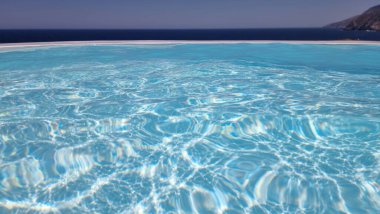 Yunanca deniz kenarında yüzme havuzu. Tatil turizmi için. 