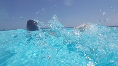 Yunanca deniz kenarında yüzme havuzu. Tatil turizmi için. 