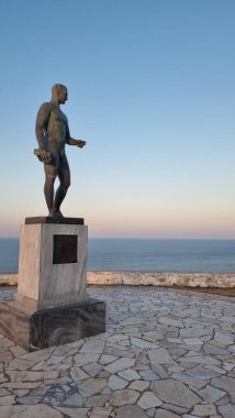 İngiliz şair Rubert Brooke 'un günbatımında gökyüzü ya da Skiros Adası heykeli