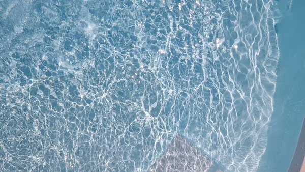 在希腊海边的游泳池 准备去海滨度假旅游 — 图库照片