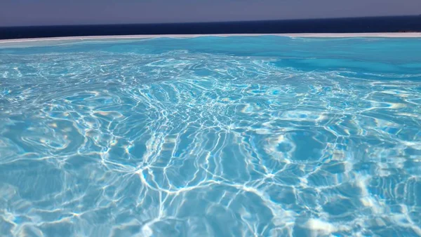 バックゴールドの休日の観光のためのギリシャの海によるプール — ストック写真
