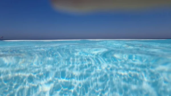在希腊海边的游泳池 准备去海滨度假旅游 — 图库照片