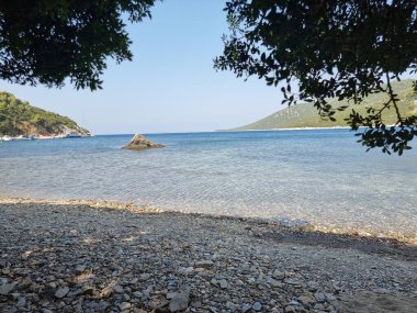 Gökyüzü ya da Skiros Adası, Pefkos plajı çam ağaçları, Yunan adalarında yaz mevsiminin yanında.