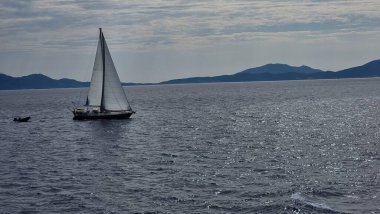 Yunanistan 'da mavi denizde yelkenli gemi.