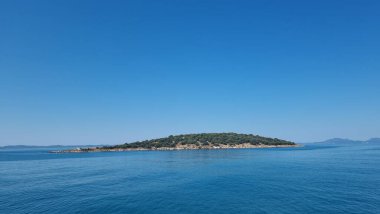 Yunan gemisi, yaz güneşli bir günde igoumenitsa ve korfu arasında mavi deniz.