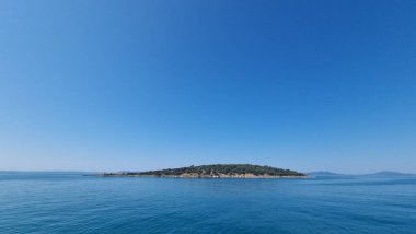 Yunan gemisi, yaz güneşli bir günde igoumenitsa ve korfu arasında mavi deniz.