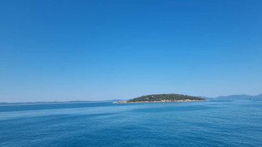 Yunan gemisi, yaz güneşli bir günde igoumenitsa ve korfu arasında mavi deniz.