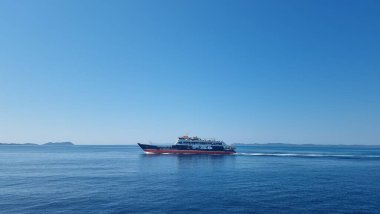 Yunan gemisi, yaz güneşli bir günde igoumenitsa ve korfu arasında mavi deniz.