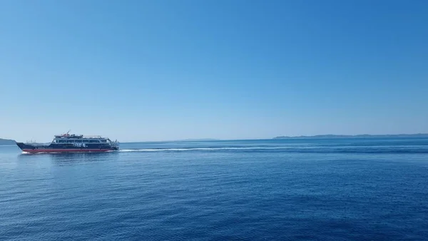 Griekenschip Zeilboot Blauwe Zee Tussen Igoumenitsa Corfu Zomer Zonnige Dag — Stockfoto