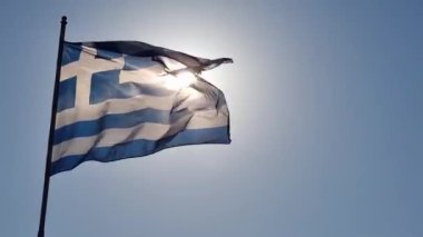 Yunan bayrağı rüzgarda ve güneşte dalgalanıyor