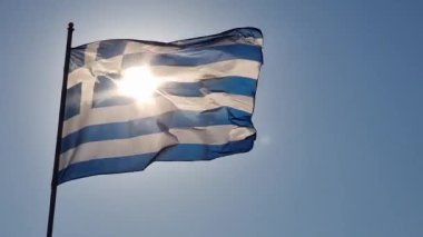 Yunan bayrağı rüzgarda ve güneşte dalgalanıyor
