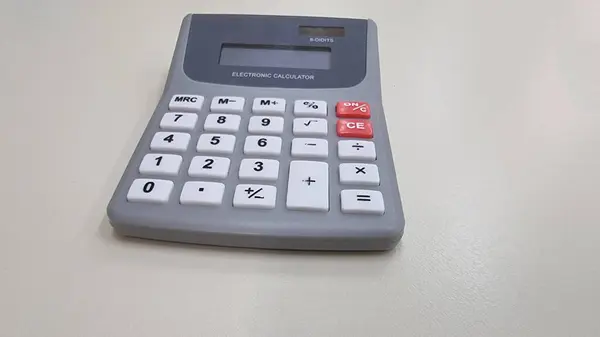 空格背景按钮上的计算器电子计算机口袋 — 图库照片