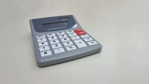 Kalkulačka Elektronický Počítač Kapsa Prázdném Pozadí Tlačítka Účet Školy — Stock fotografie