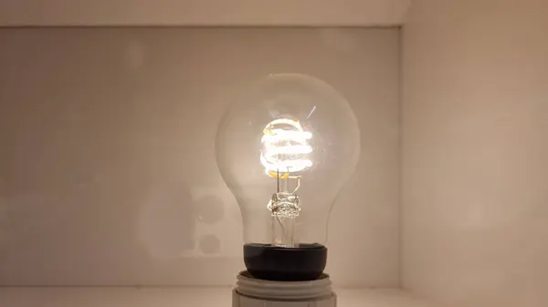 ランプの電気古いレトロ様式の装飾白熱ランプ — ストック写真