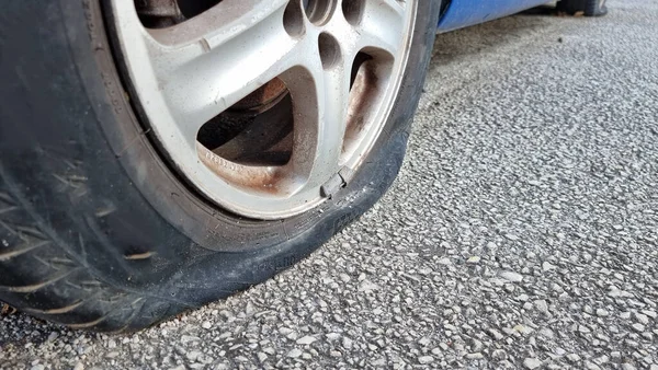 Flat Car Tire Roed Ascphalt Assistance Old Broken — Stock Photo, Image