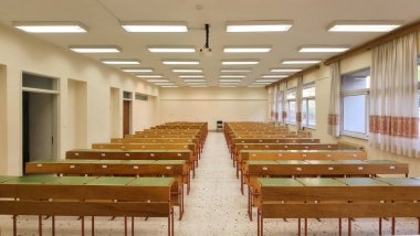 amfitiyatro üniversitesi boş sandalyeler arka plan ışıkları öğleden sonra